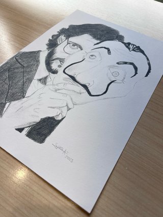 El profesor dibujo a grafito.