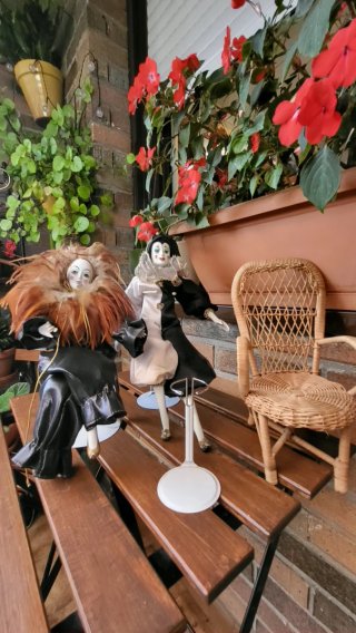 Lote 2 Pierrots porcelana+Silla Mimbre+Soportes