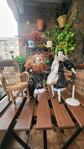 Lote 2 Pierrots porcelana+Silla Mimbre+Soportes