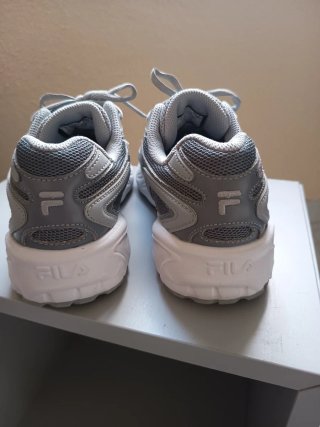 Zapatillas Fila grises y blancas
