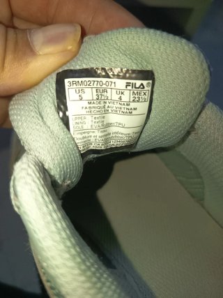 Zapatillas Fila grises y blancas