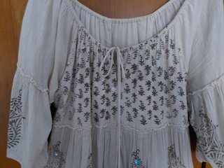 Vestido de verano beige y dorado