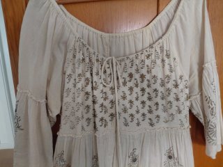 Vestido de verano beige y dorado