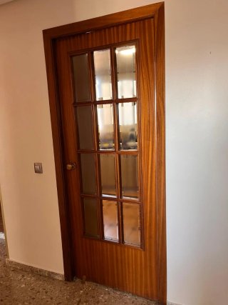 Puerta de madera con cristal