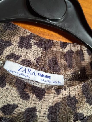 Jersey fino cuello alto estampado verde ,marron y