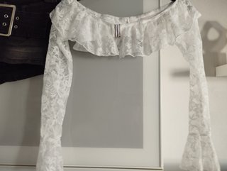 Conjunto Top Blanco, falda Pantalón Negro y Gafas