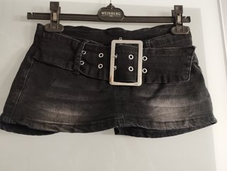 Conjunto Top Blanco, falda Pantalón Negro y Gafas