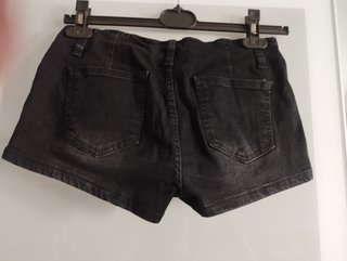 Conjunto Top Blanco, falda Pantalón Negro y Gafas