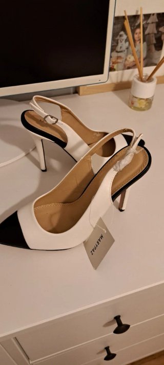 Zapatos slingback blancos y negros