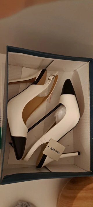 Zapatos slingback blancos y negros