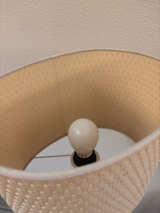 Lámpara de pie beige y dorada