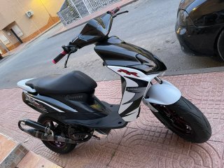 Yamaha Jog RR Scooter Negra y Blanca
