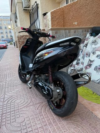 Yamaha Jog RR Scooter Negra y Blanca