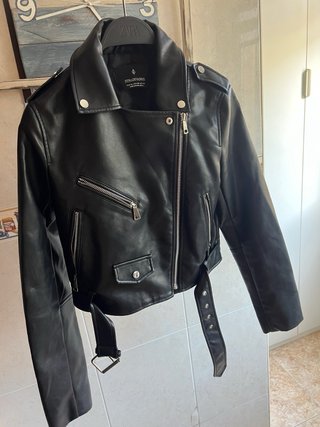 Chaqueta cuero Stradivarius negra