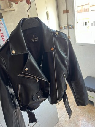 Chaqueta cuero Stradivarius negra