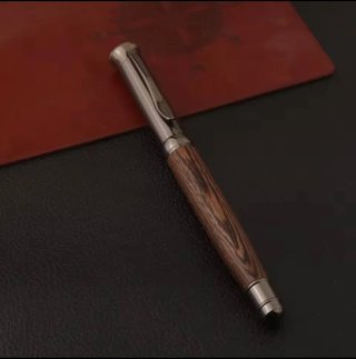 Pluma madera de wengué natural.
