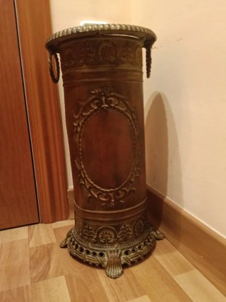 Paragüero clásico vintage de metal repujado