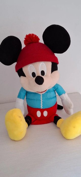 Muñeco Mickey Mouse con gorro y abrigo