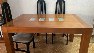 Mesa de comedor de madera