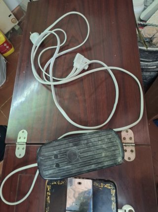 Máquina de coser Sigma con mueble