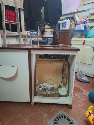 Máquina de coser Sigma con mueble