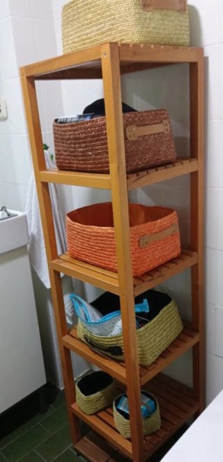 Estantería de madera con cestas