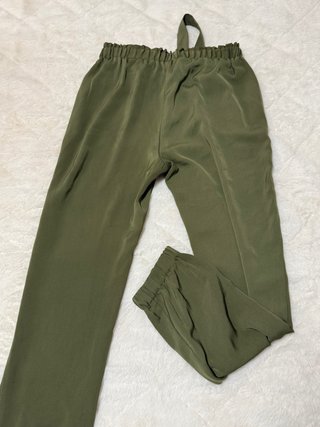 Pantalón verde Stradivarius