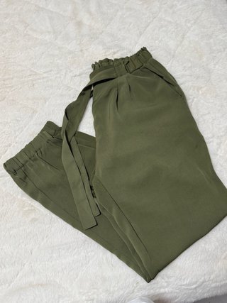 Pantalón verde Stradivarius