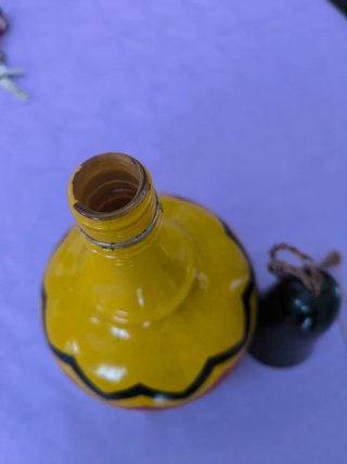 Bottiglia decorata gialla e nera