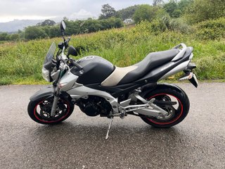 Suzuki GSR Naked Negra/Plata