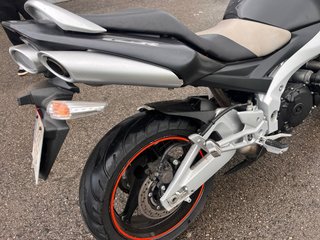 Suzuki GSR Naked Negra/Plata