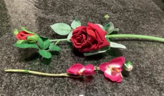 Fiori artificiali rossi e verdi.rose rosse grandi
