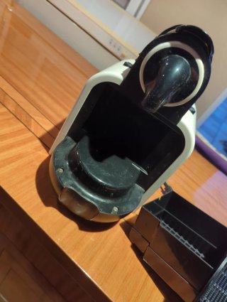 Cafetera Nespresso Blanca y Negra