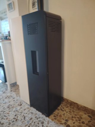 Estufa de pellets negra y blanca