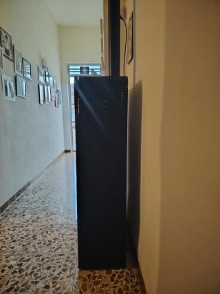 Estufa de pellets negra y blanca