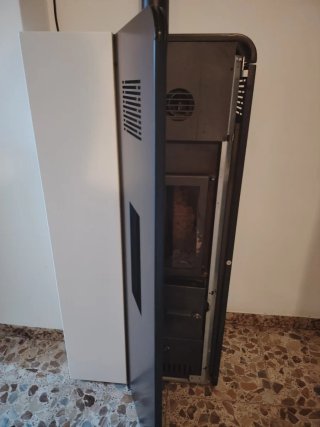 Estufa de pellets negra y blanca