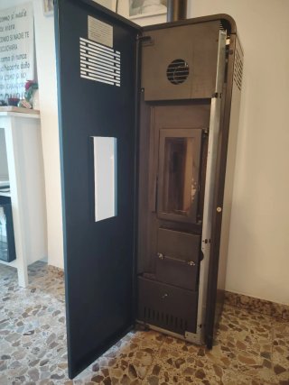 Estufa de pellets negra y blanca