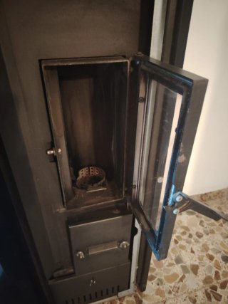Estufa de pellets negra y blanca
