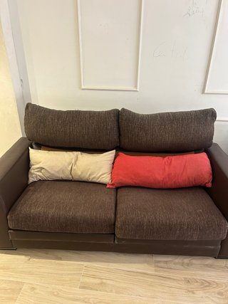 Sofá modular marrón y rojo