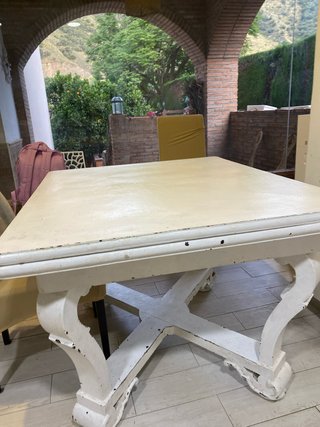 Mesa de comedor de madera blanca