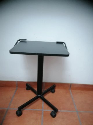 Mesa auxiliar con ruedas