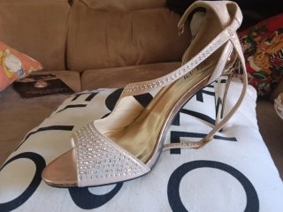 Zapatos de tacón dorados y rosas