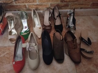 Zapatos de tacón dorados y rosas