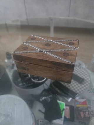 Cajita de madera con cadenas