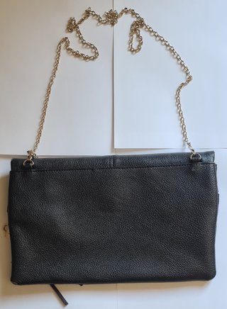 Bolso clutch negro con cadena dorada y borla