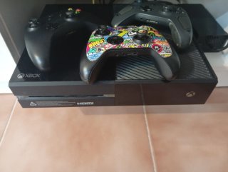 Xbox One Negra con 2 mandos