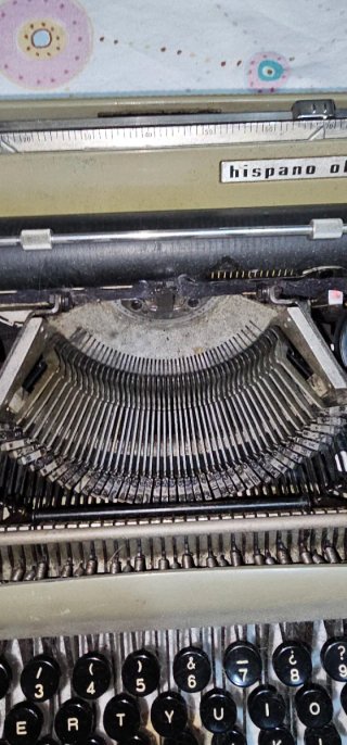 Máquina de escribir Hispano Olivetti Pluma 22