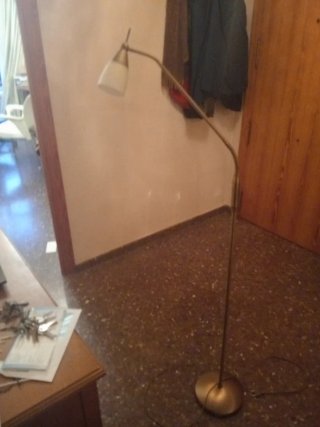 Lámpara de pie dorada y blanca