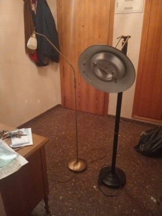 Lámpara de pie dorada y blanca