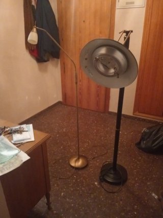 Lámpara de pie dorada y blanca